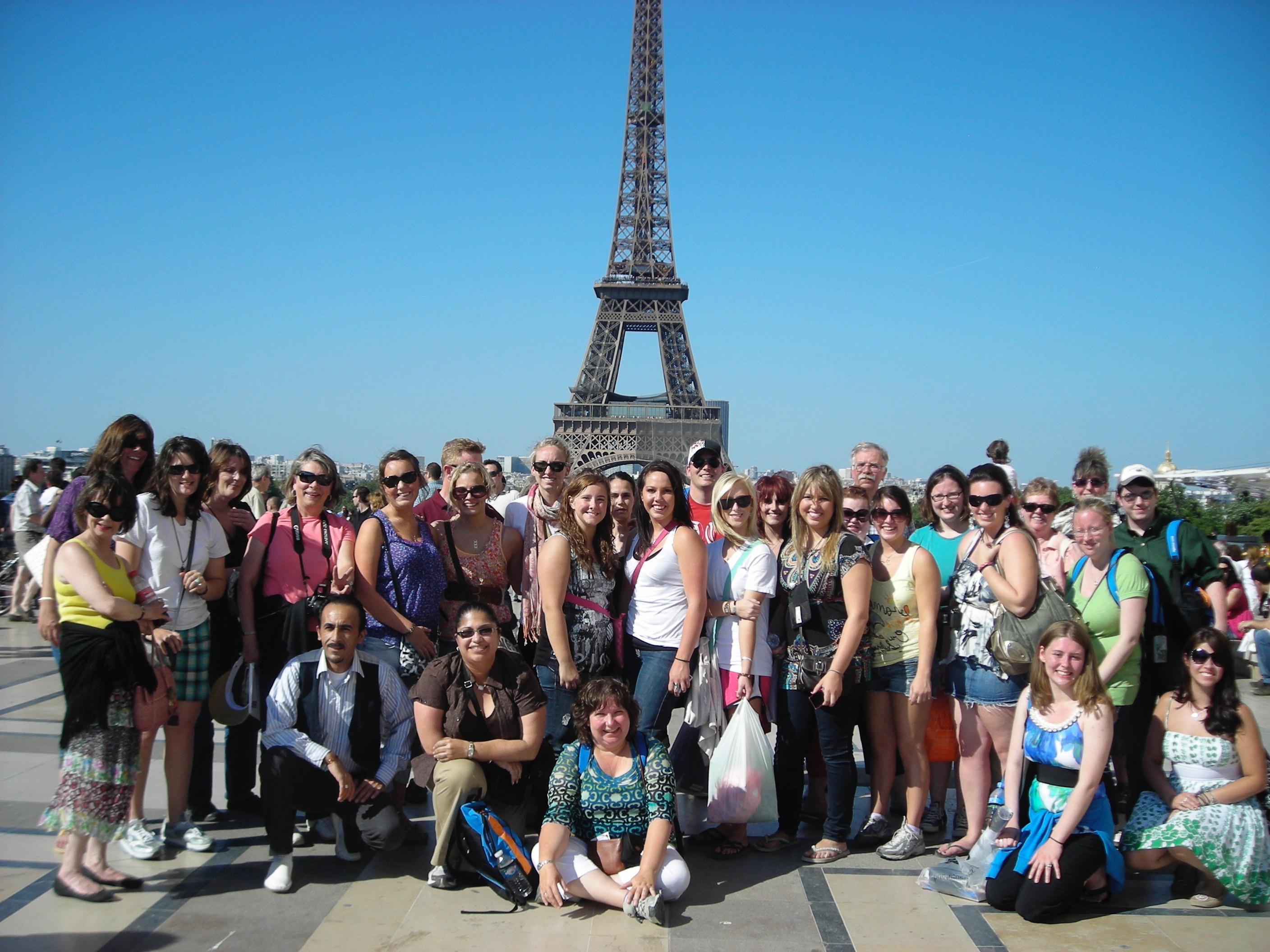 法国巴黎，十大网络彩票平台大全的学生们在埃菲尔铁塔前张贴海报